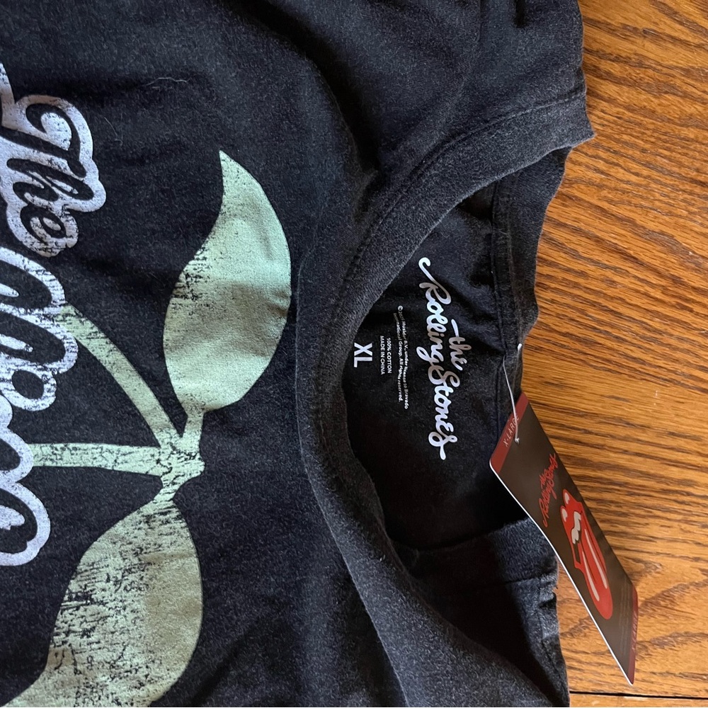 the Rolling Stones Black Tee with Mint Graphic Cherry Worth every penny - Picture 3 of 3